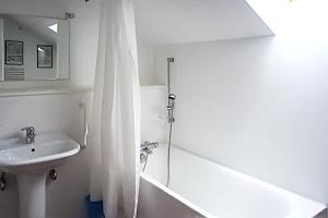 Koupelna v ubytování One bedroom house with lake view and enclosed garden at Tourmakeady/Derrypark