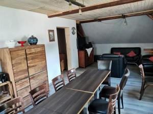 a living room with a wooden table and chairs at Ferienhaus Stahlbergblick in Bacharach