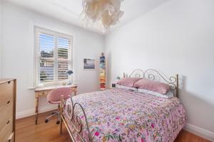 a bedroom with a bed and a desk and a chair at CHES4 - Woollahra Getaway in Sydney