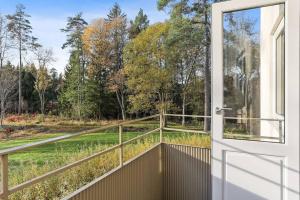 una porta che conduce a un balcone con vista sugli alberi di Fint boende nära Isaberg Mountain Resort a Grimsås