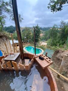 una piscina con una balsa de madera en el agua en Guariliwe Ecolodge and Wines, en Coelemu