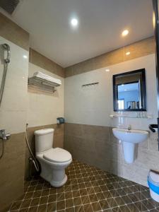 La salle de bains est pourvue de toilettes et d'un lavabo. dans l'établissement An Nhiên Hotel, à Tây Ninh