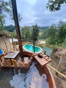 una piscina de agua con un columpio y una piscina en Guariliwe Ecolodge and Wines, en Coelemu