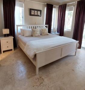 Postel nebo postele na pokoji v ubytování Oceanfront Playa Turquesa with highspeed Wi-Fi, pools, free beach access