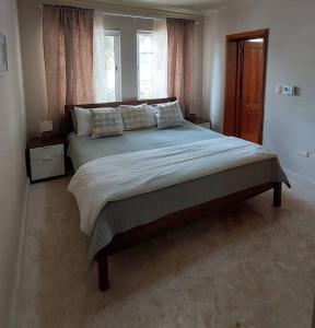 Postel nebo postele na pokoji v ubytování Oceanfront Playa Turquesa with highspeed Wi-Fi, pools, free beach access