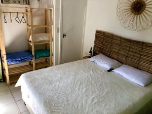 勞魯－迪弗雷塔斯的住宿－“Mar doce Lar”，一间卧室设有一张大床和梯子