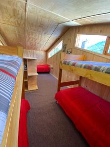 a room with two bunk beds in a cabin at CABAÑAS RUCA MALAL in Futrono