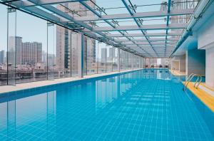 uma piscina com vista para a cidade em Sheraton Changsha Hotel em Changsha