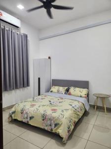 1 dormitorio con 1 cama y ventilador de techo en MIHI Homestay Pantai Sepat, en Kuantan