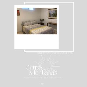 Una foto de un dormitorio con dos camas. en Verano eterno entre montañas, 