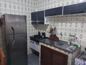 cocina con nevera y fregadero en CASA PERO CABO FRIO a 60 Metros da praia, en Cabo Frío