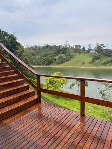 聖伊莎貝爾的住宿－Villagio Aguas do Jaguari Pousada，湖景木制甲板
