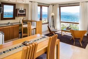 uma cozinha e sala de estar com vista para o oceano em Blue Aparts Dina Huapi Bariloche em Dina Huapi
