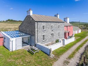 an external view of a stone house with a solarium at Wdig Farmhouse - Qc1263 in St. Davids