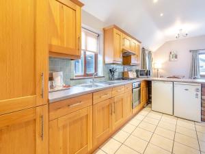 A cozinha ou cozinha compacta de Oak Cottage - Uk45576