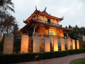 台南的住宿－鳳米宿Roomi house3，前面有栅栏的建筑