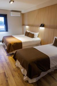 門多薩的住宿－Fuente Mayor Hotel Terminal，酒店客房设有两张床和窗户。