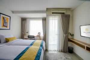 勿加泗的住宿－Hotel Dhika Serenity @ Jatiwarna，酒店客房设有床和窗户。