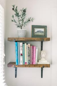een boekenplank met boeken en een potplant bij The Goodville Suite in East Earl