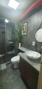 Un baño con inodoro, lavabo y ducha. en Mejor ubicación en cali, en Cali 7 fotos más
