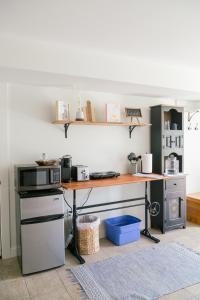 een keuken met een bureau en een magnetron bij The Goodville Suite in East Earl