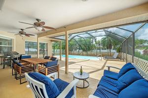 sala de estar con sofá, sillas y mesa en Tropical Naples getaway w/heated pool & near beach en Naples