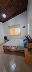 Un dormitorio con una cama grande y una ventana en Casa de Playa Las Fragatas de Punta Mero, en Canoas de Punta Sal