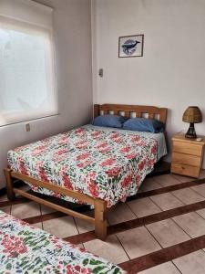 1 dormitorio con 2 camas y ventana en Casa de Playa Las Fragatas de Punta Mero, en Canoas de Punta Sal