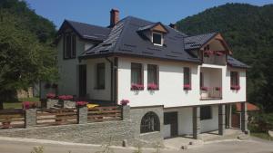 une maison blanche avec un toit noir dans l'établissement Villa Ana Marija, à Duračka Reka
