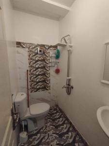a bathroom with a toilet and a sink at Magnifique appartement au RDC in Casablanca