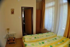 - une chambre avec 2 lits, une table et une fenêtre dans l'établissement Villa Ana Marija, à Duračka Reka