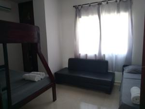 sala de estar con silla y ventana en zara's apartamento en coveñas en Coveñas