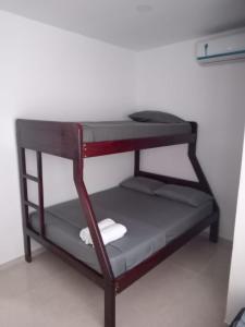 a small bunk bed in a small room at zara's apartamento en coveñas in Coveñas