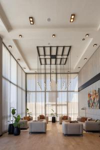 a large lobby with couches and a chandelier at Fuente Mayor Hotel Terminal in Mendoza