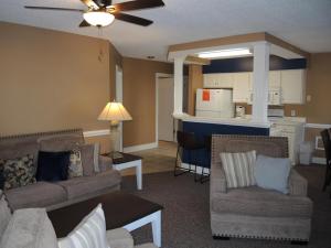 sala de estar con 2 sofás y cocina en Lake View Golf Resort Villa 1301, en Calabash