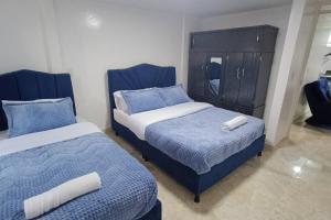 um quarto com 2 camas e um armário de madeira em Apartamento Nuevo y Central em Santa Rosa de Viterbo