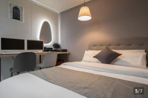 Postel nebo postele na pokoji v ubytování Ggumgguda Hotel