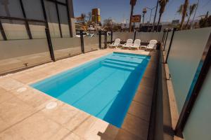 A piscina localizada em Fuente Mayor Hotel Terminal ou nos arredores