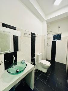 een badkamer met wastafel en toilet bij Little Paradise in Weligama