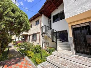 ein Haus mit einer Treppe, die zu einer Tür führt in der Unterkunft Excelente ubicación Unicentro in Medellín