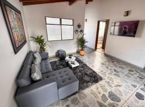 sala de estar con sofá y mesa en Excelente ubicación Unicentro, en Medellín
