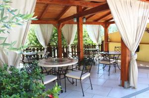 A restaurant or other place to eat at Villa La Vigna
