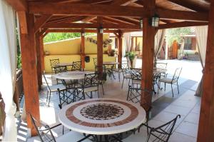 A restaurant or other place to eat at Villa La Vigna