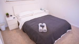 um quarto com uma cama com um par de chinelos em The Rock B&b W Firepit Near Downtown Birmingham em Birmingham