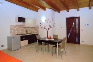 A kitchen or kitchenette at Villa La Vigna