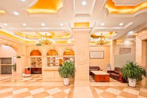 um hall de entrada com dois vasos de plantas num edifício em Vienna Hotel Shenzhen International Airport em Bao'an