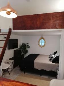 En eller flere senge i et værelse på Mini LofT en Rio