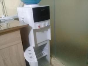 uma cozinha com um frigorífico e um computador portátil. em Villa Mukhrovani em Mukhrovani
