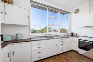O bucătărie sau chicinetă la Coastal Cottage in Nelson Bay +9 fotografii