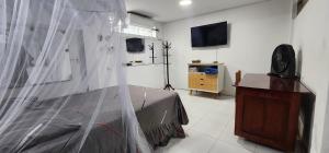 Departamento amoblado في بوكالبا: غرفة نوم بسرير مغطى بالبلاستيك